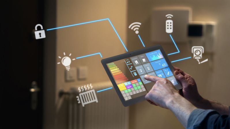 Mann hält Tablet in der Hand für die Steuerung der Haustechnik in Wien 23